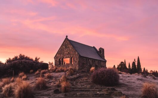 Lake-tekapo-church-of-the-good-shepherd-at-sunrise