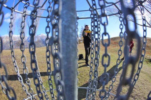 Person playing FrisbeeGolf in Tekapo