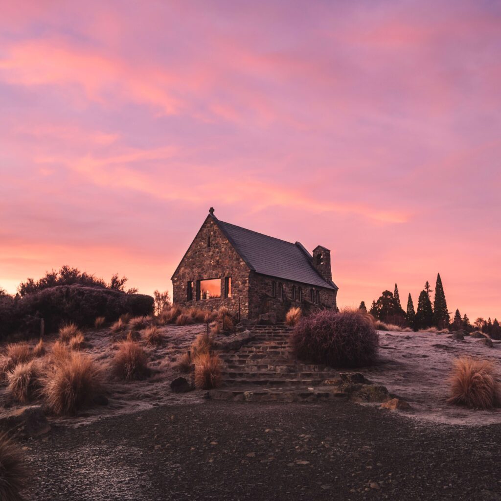 Lake-tekapo-church-of-the-good-shepherd-at-sunrise