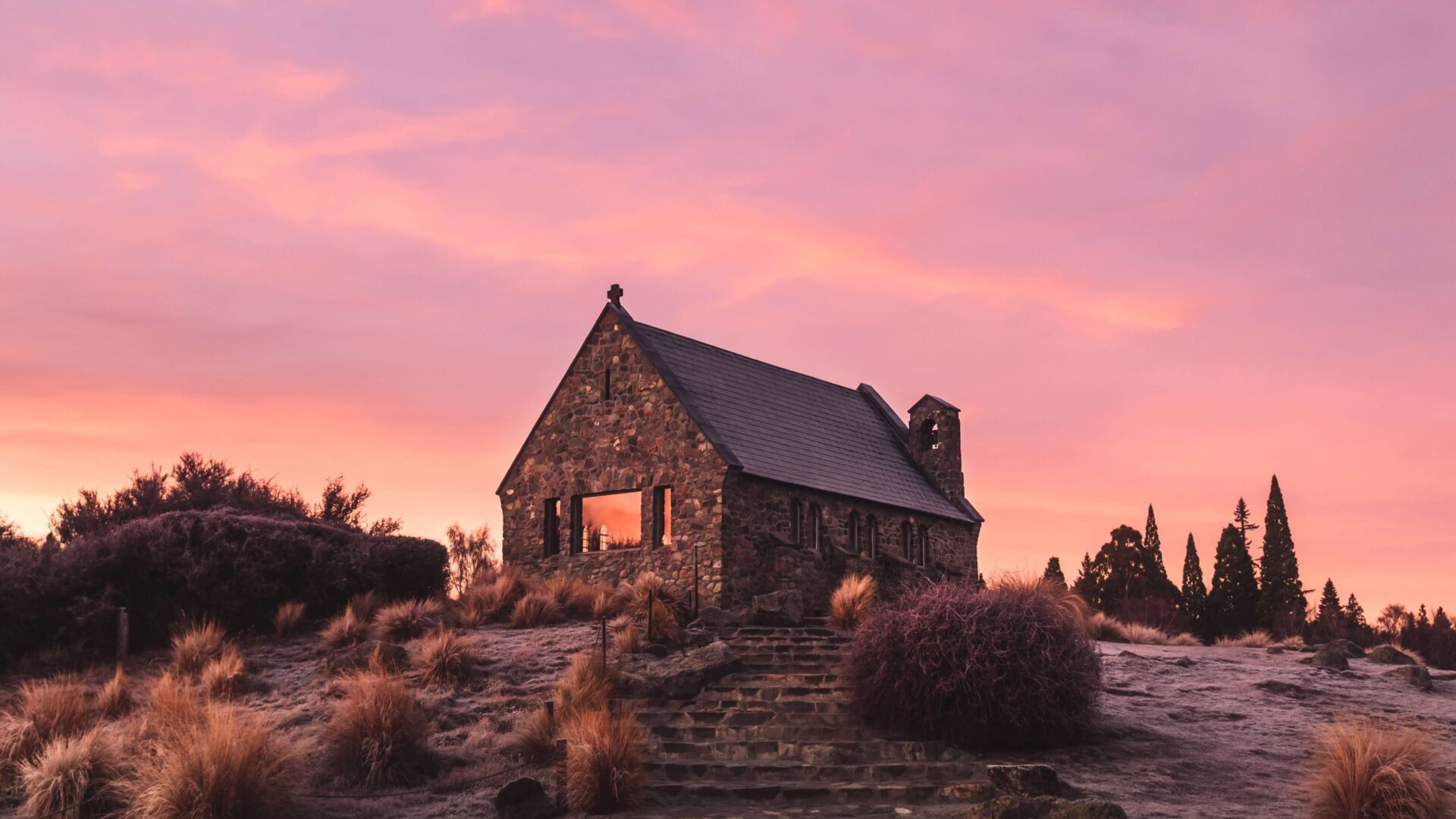 Lake-tekapo-church-of-the-good-shepherd-at-sunrise